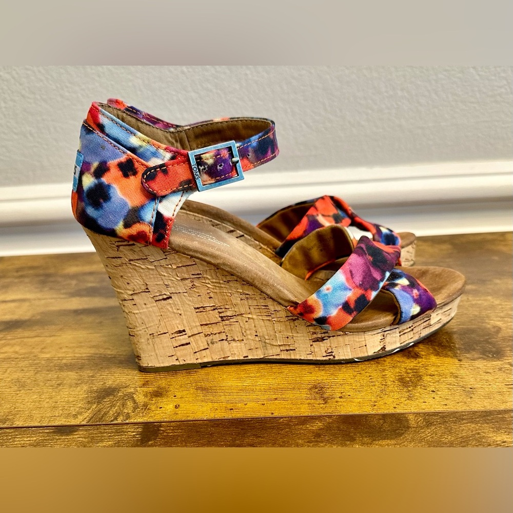 Toms Wedge Cork Heeled Sandal 8.5M Flowers Blue Floral Rainbow Pansy Strappy